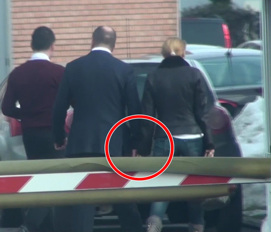 Afaceristul si tanara se tin de mana