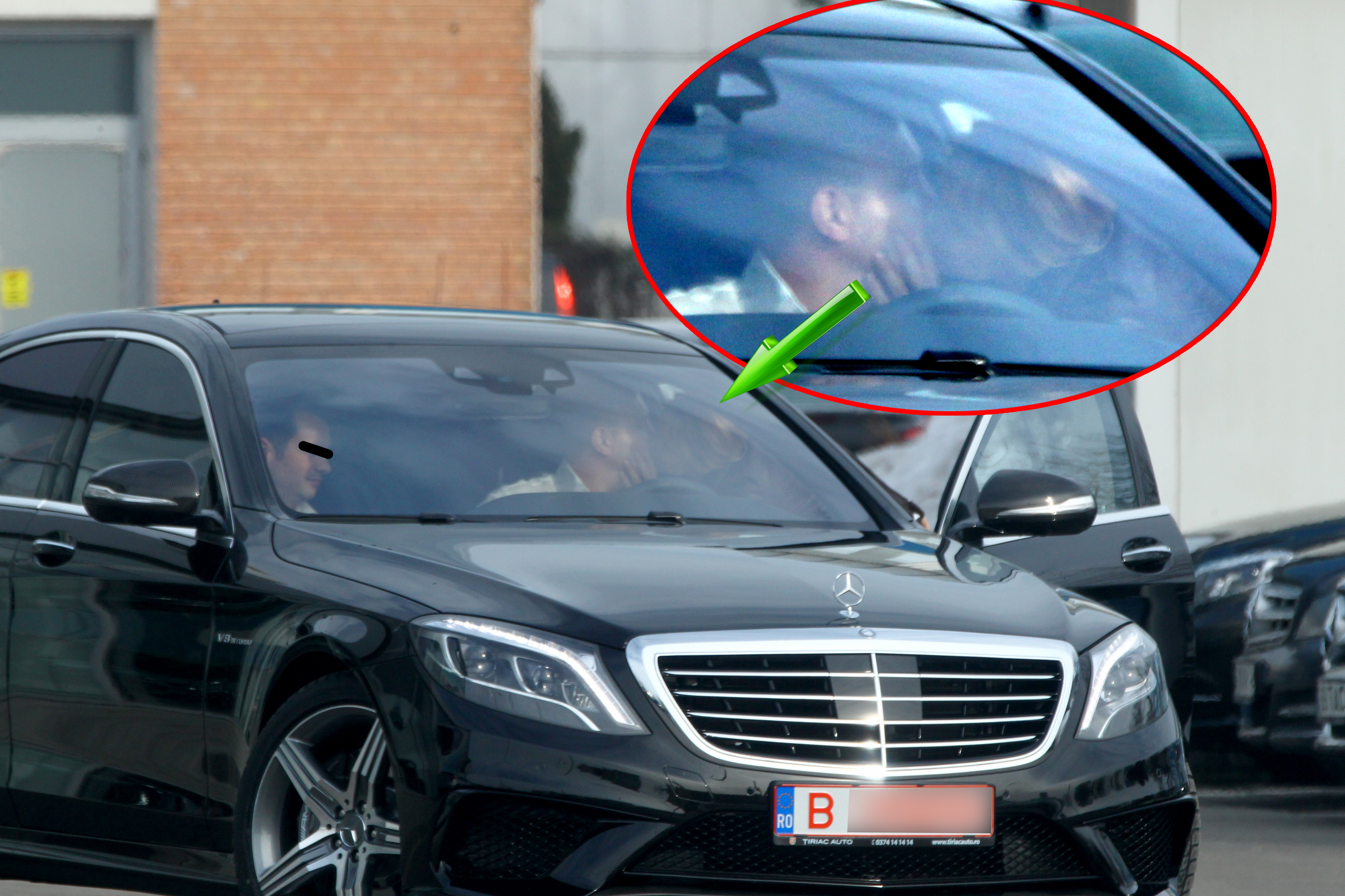 Tanara isi saruta cu pofta iubitul