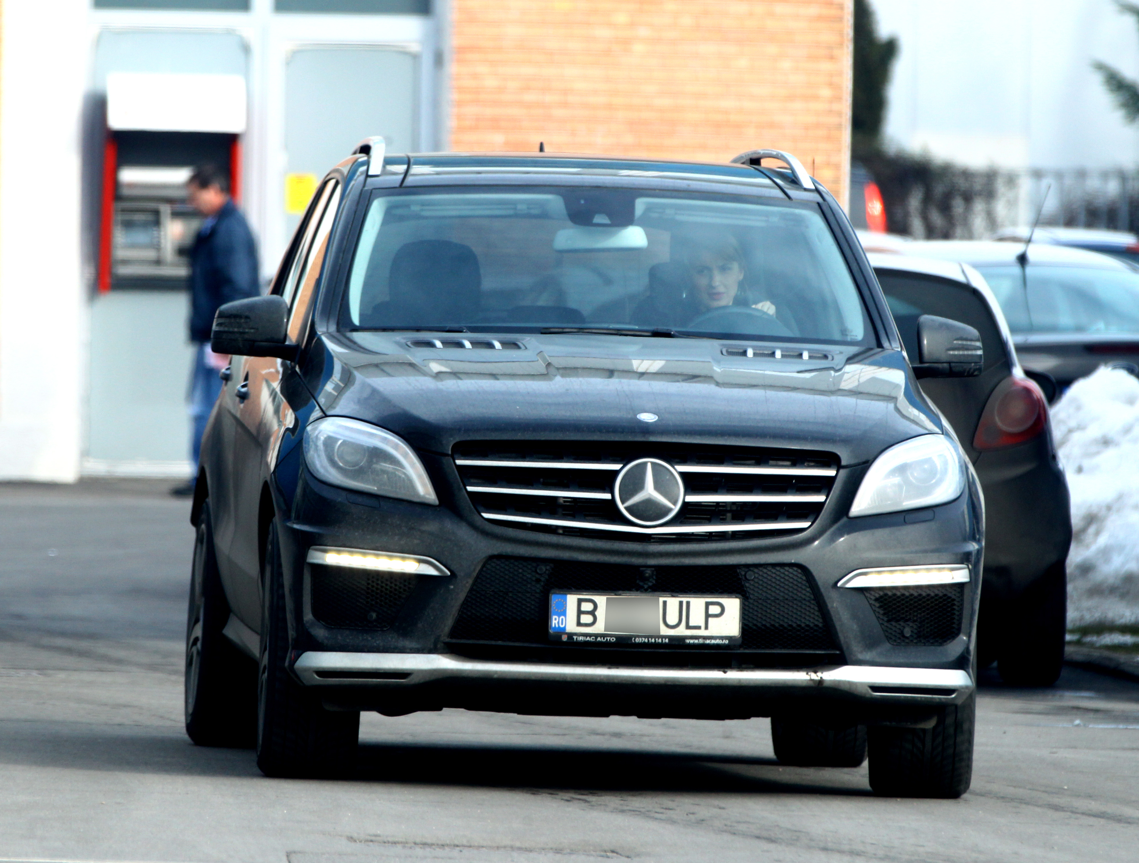 Partenera milionarului pleaca la volanul unei masini de 150.000 de euro