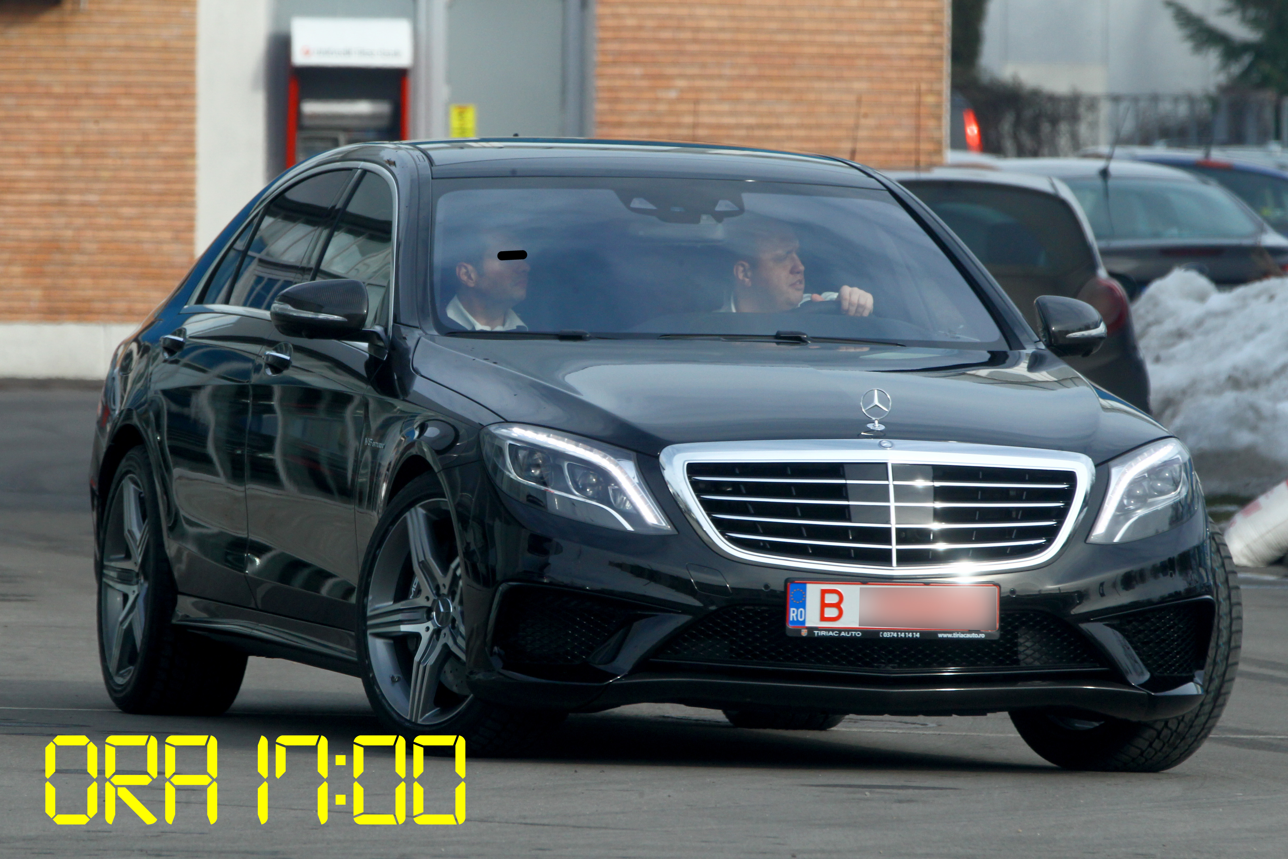 Afaceristul paraseste reprezentanta auto la volanul limuzinei