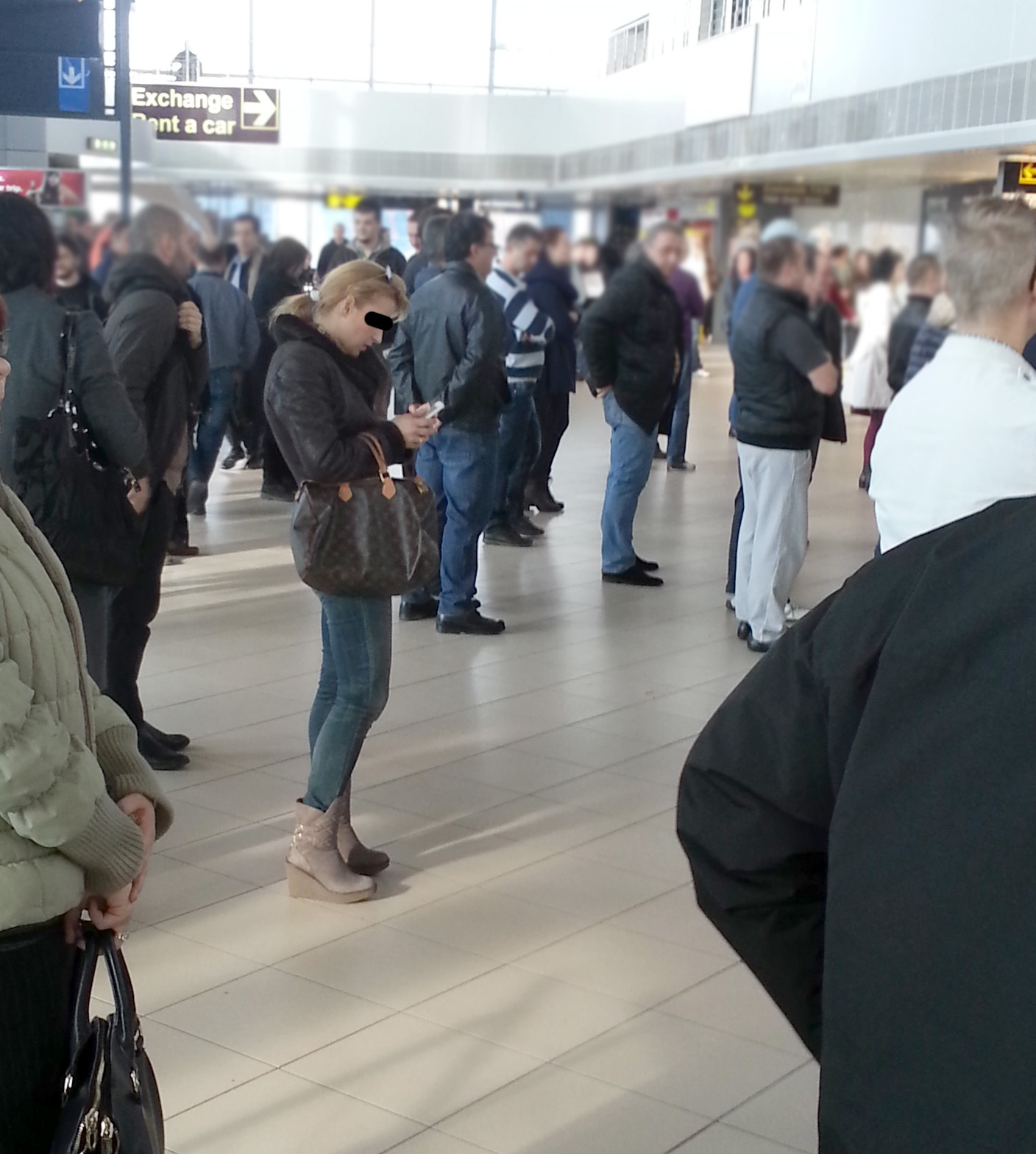 Iubita acestuia asteapta pe cineva la aeroport