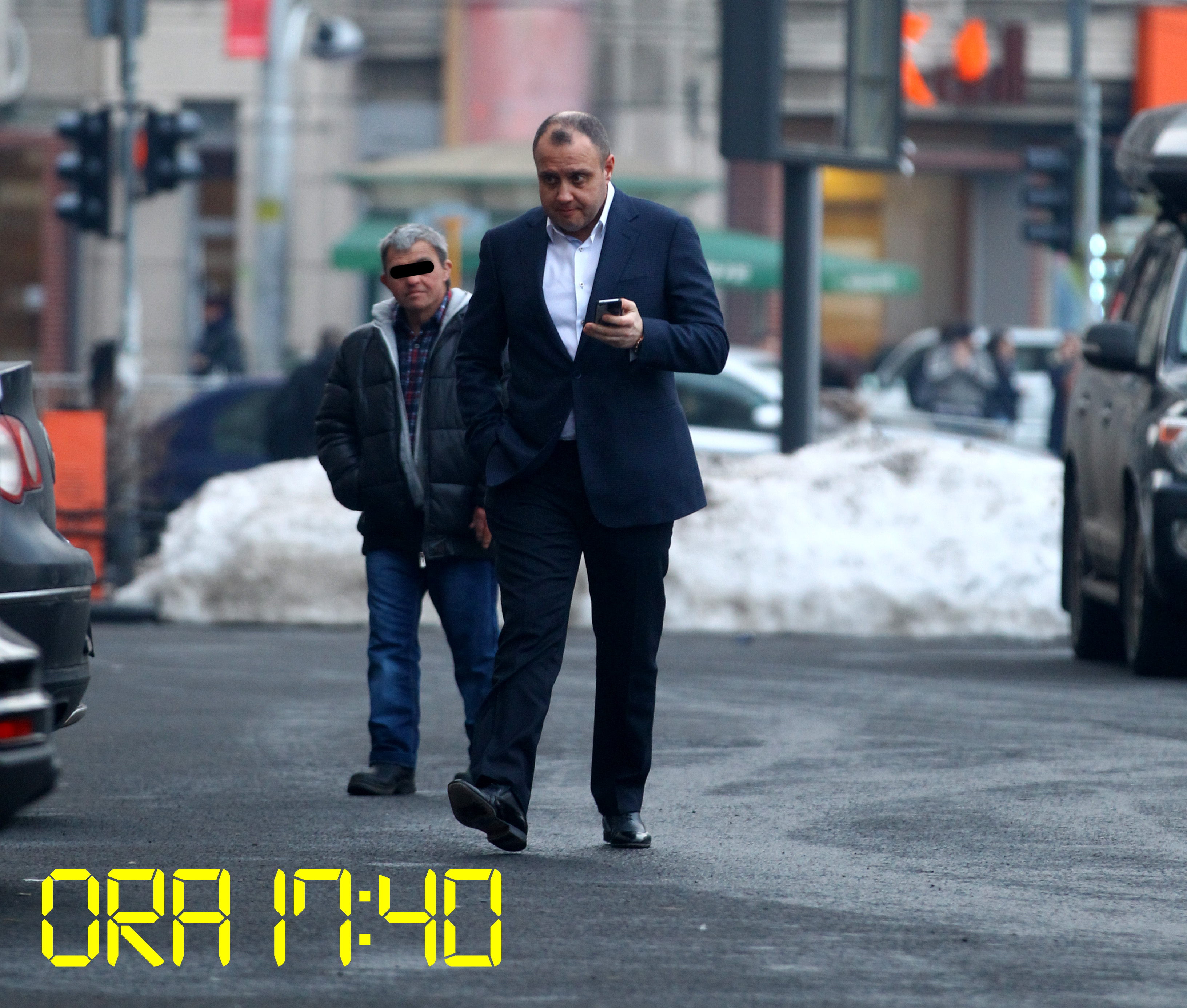 Barbatul ajunge la birou