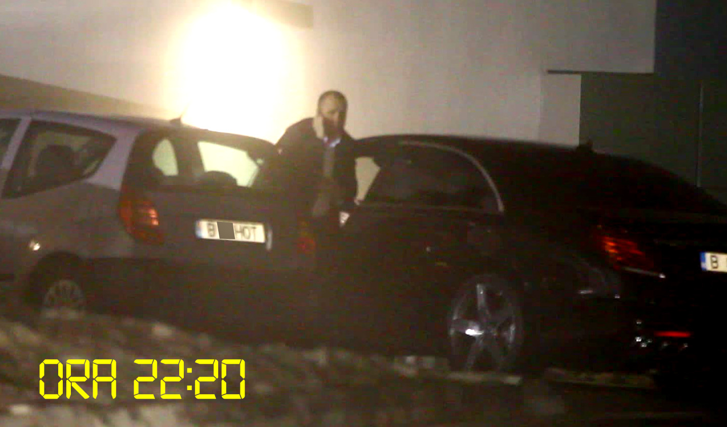 Oancea isi parcheaza noua limuzina langa un centru de recreere