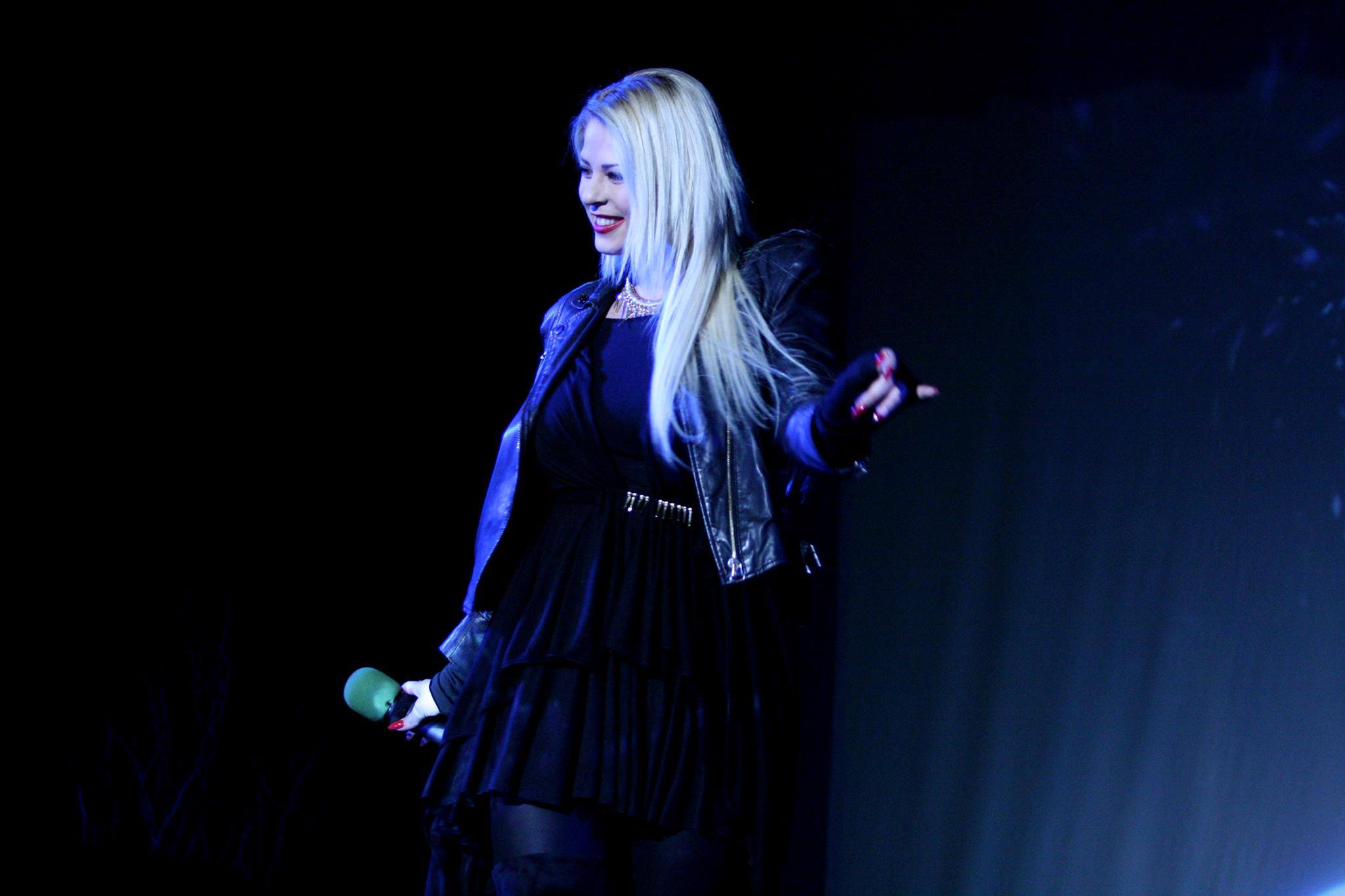 Roxana Nemes va sarbatori ziua iubirii alaturi de fanii ei, pe scena foto:Facebook