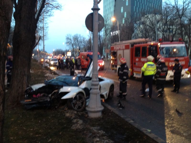 Masina de 200.000 de euro a lui Ghita s-a lovit violent de un copac