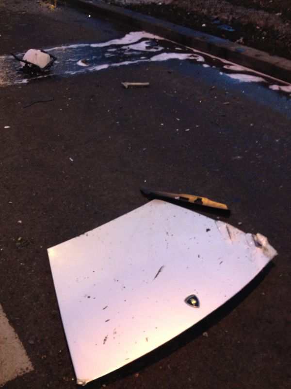 Componente din bolidul de 200.000 de euro al unuia dintre fratii KID s-au imprastiat pe carosabil