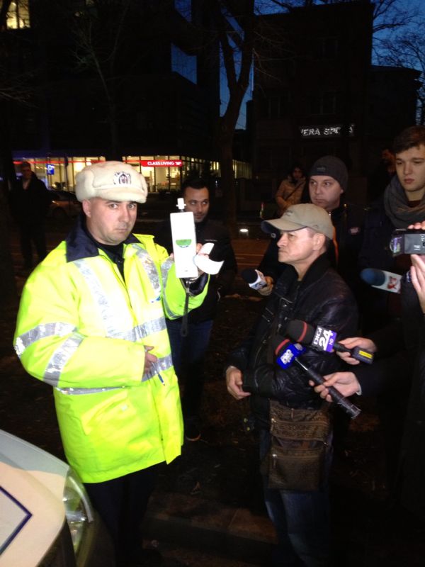 Conform procedurii, cei doi soferi au fost testati cu aparatul etilotest