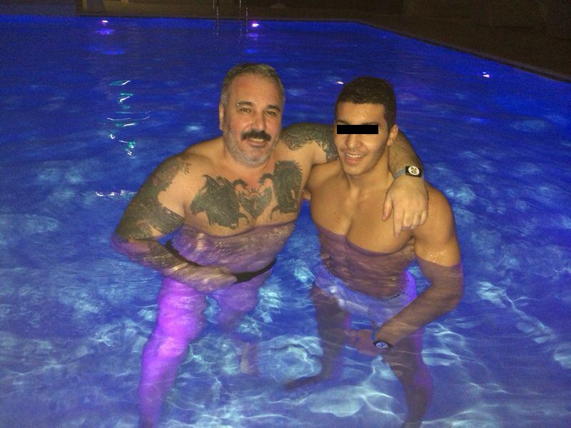 Sile Camataru si fiul sau la piscina