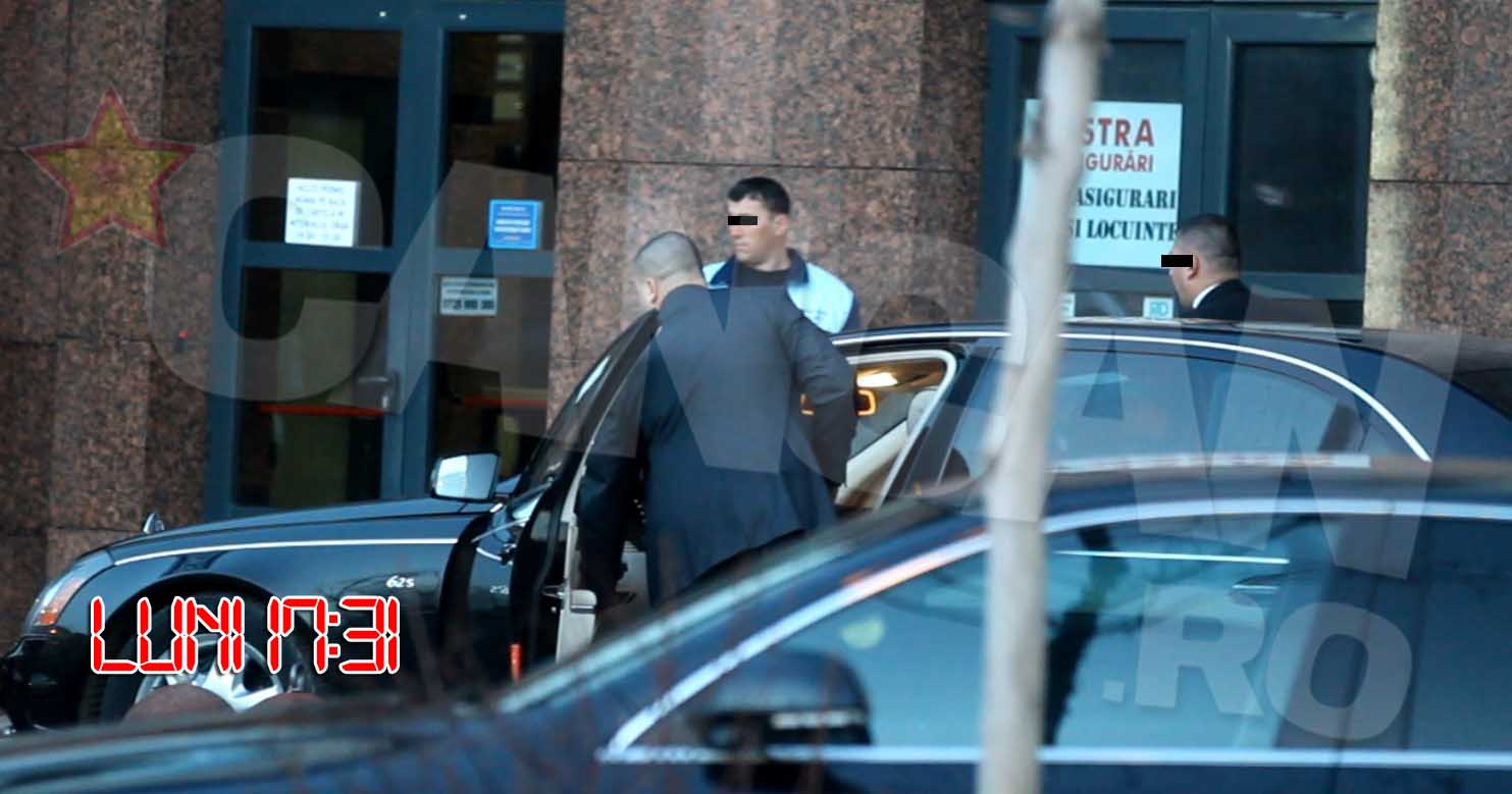 Omul de afaceri a fost asteptat in fata firmei de catre garzile sale de corp