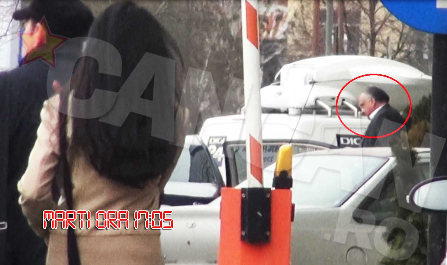 Afaceristul s-a ferit de camerele de luat vederi la iesirea din firma