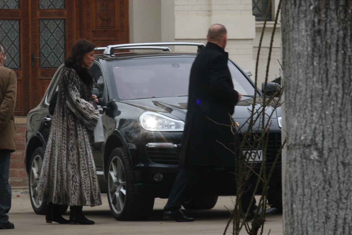 Dupa ce si-au luat la revedere de la cei prezenti, cei doi s-au urcat fiecare in masina sa si au plecat