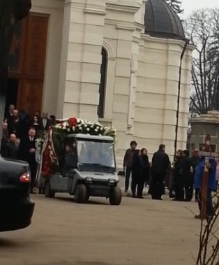 Masina care a dus sicirul cu trupul neinsufletit al femeii a fost umpluta cu coroane de flori