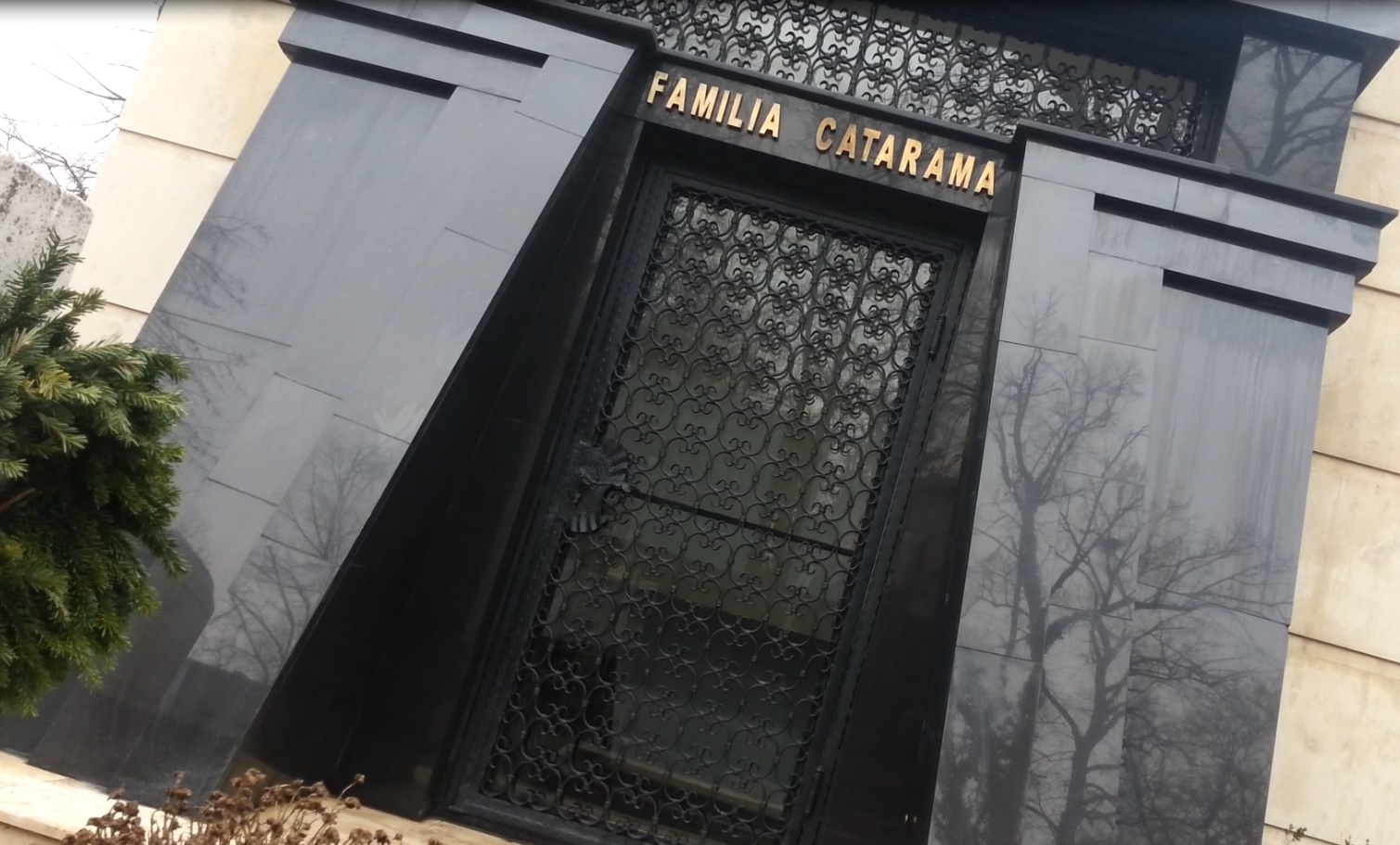 Cavoul familiei Catrama din cimitirul Bellu este la doi pasi de Aleea Artistilor