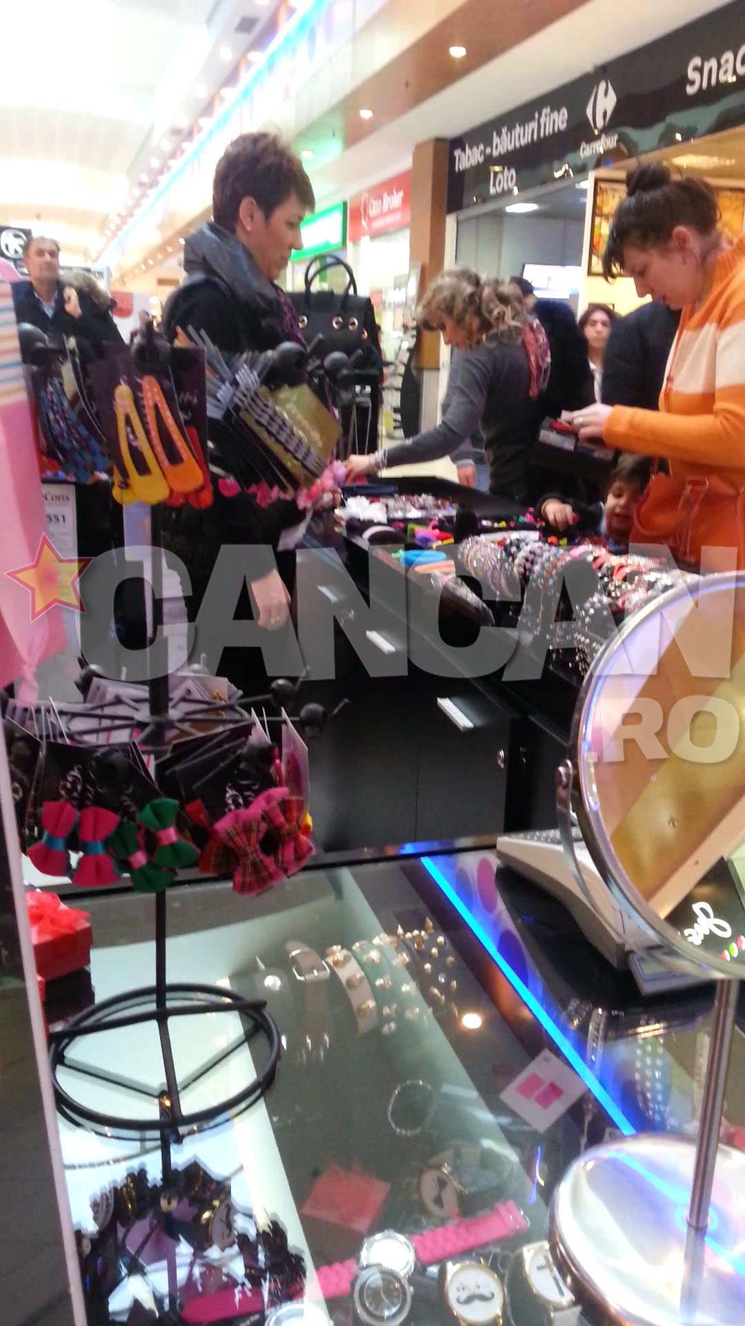 Alexandra Velniciuc si-a cumpat o pereche de manusi