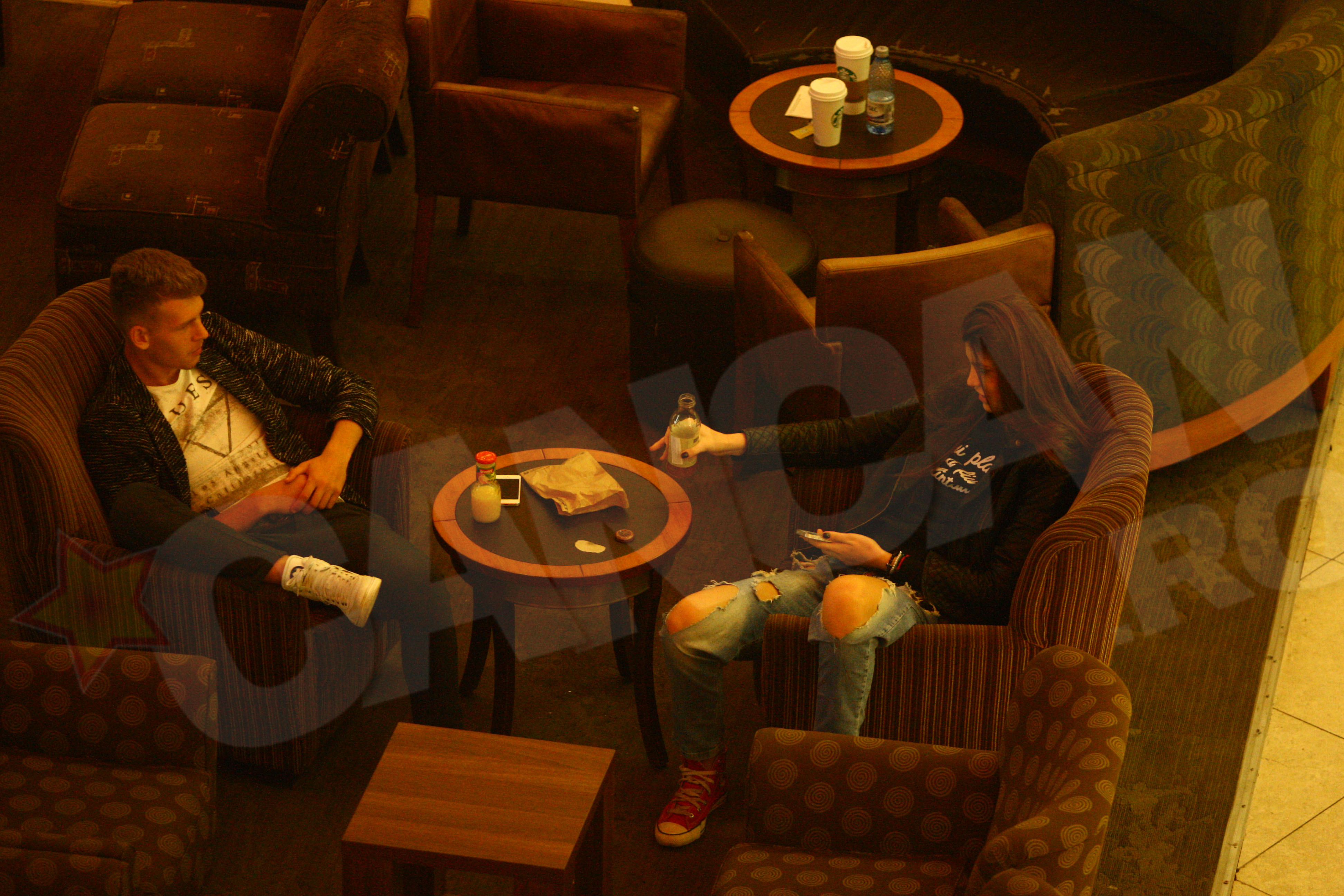 Bruneta lui Tarnovan n-a scapat din mana telefonul