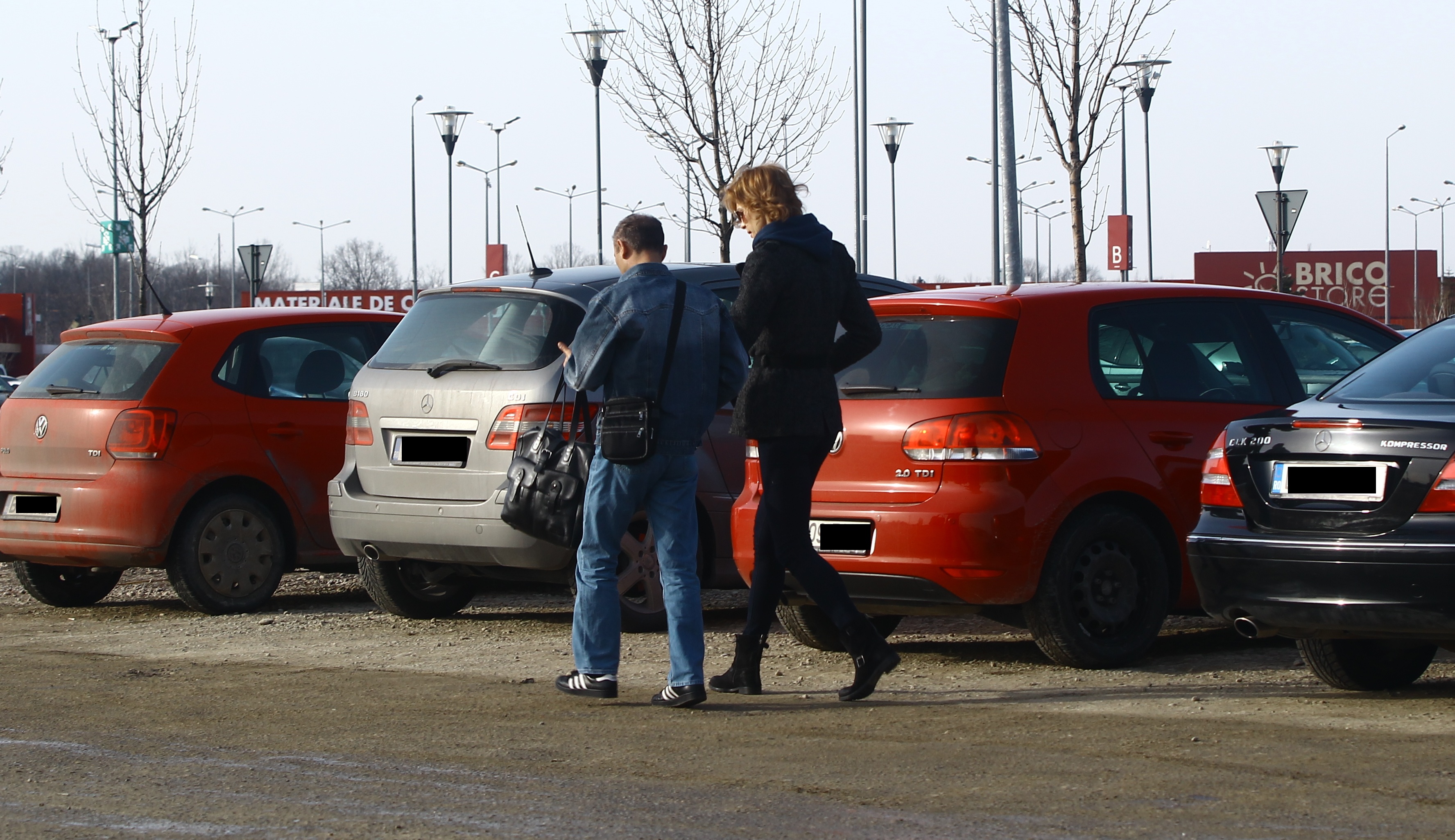 Galant, barbatul i-a carat geanta cat Roxana butona telefonul