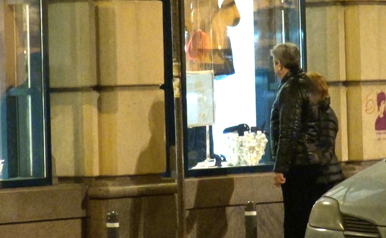 Cei doi s-au oprit si au admirat obiecte de arta intr-o vitrina