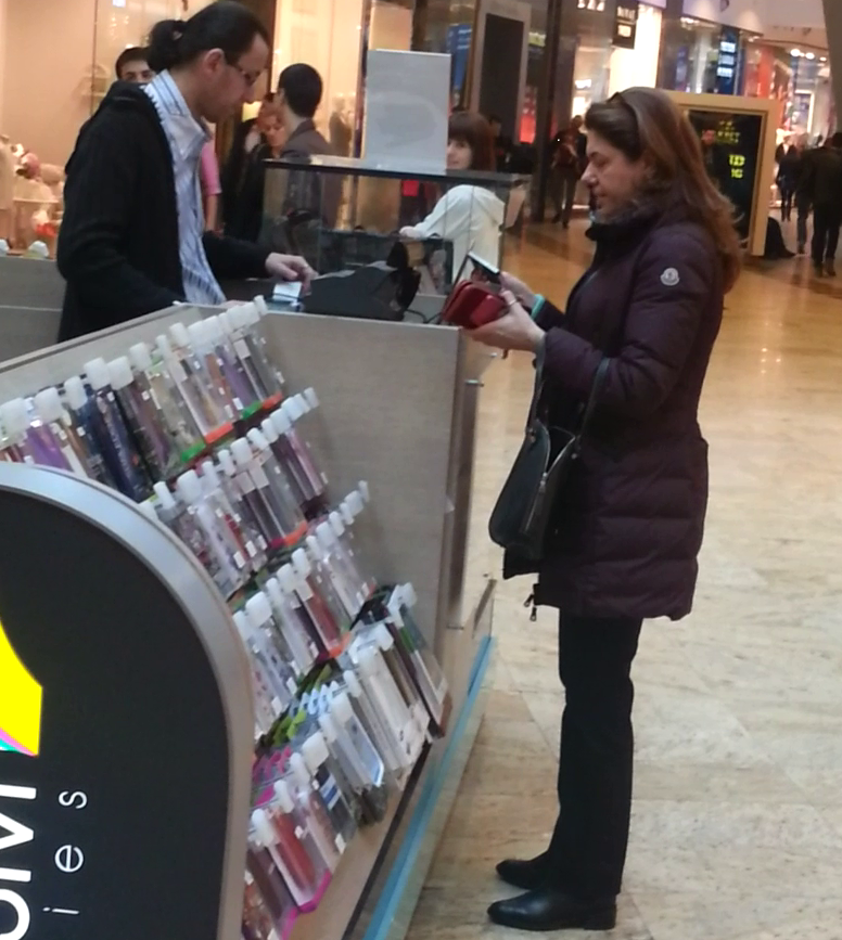 Mihaela si-a cumparat o husa de telefon