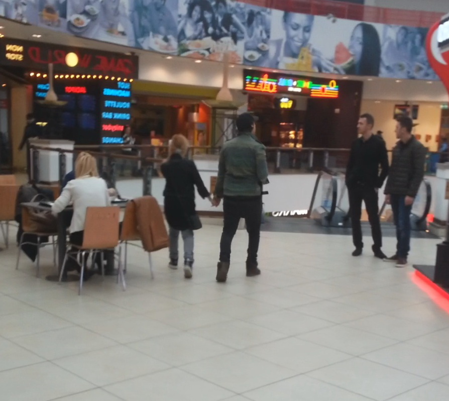 Artistul si logodnica lui s-au plimbat prin mall tinandu-se de mana