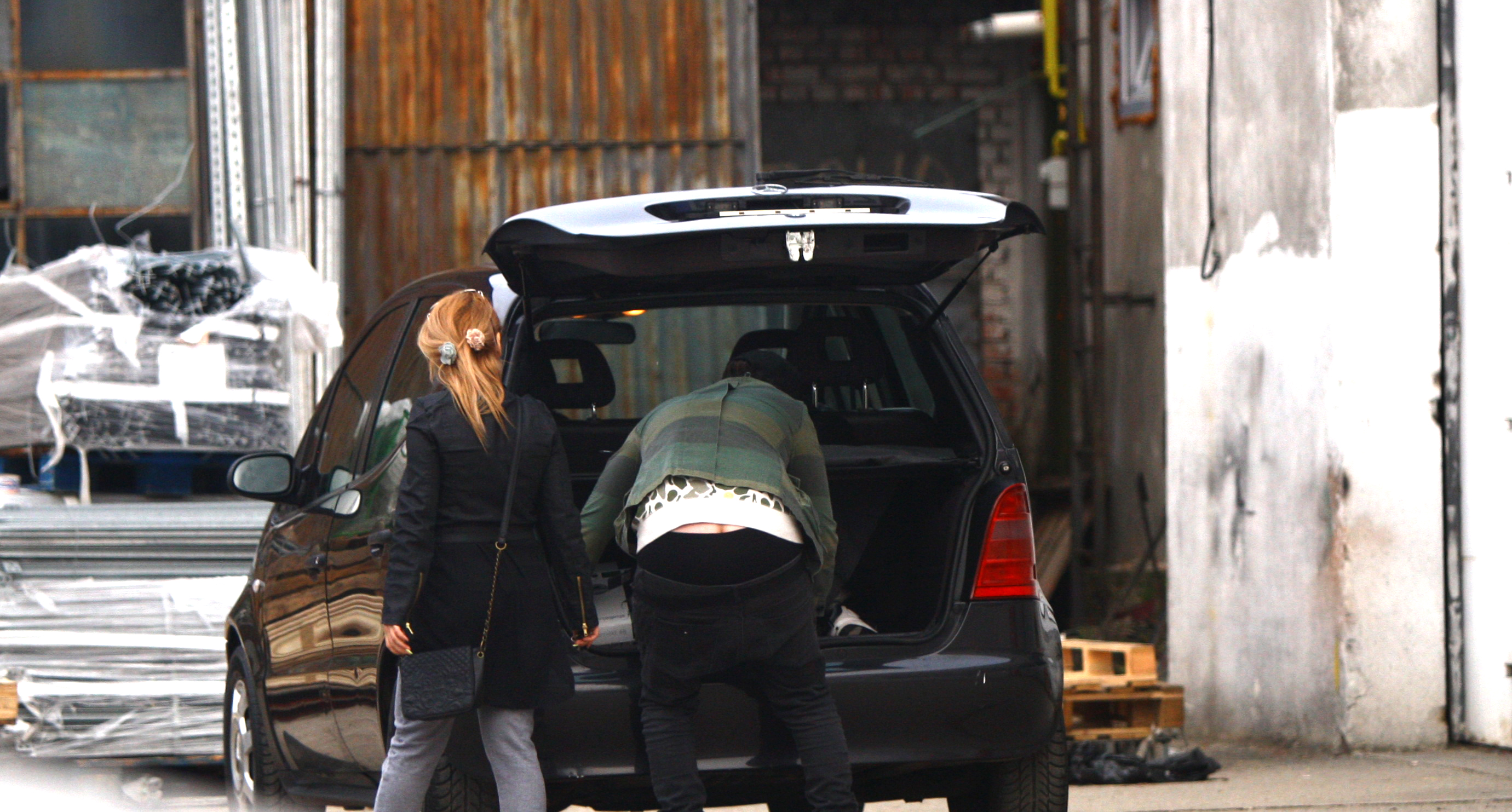 Cand s-a aplecat sa puna in portbagajul masinii lampa cea noua, lui What's Up i-au alunecat pantalonii dupa el, lasandu-i la vedere lenjeria intima