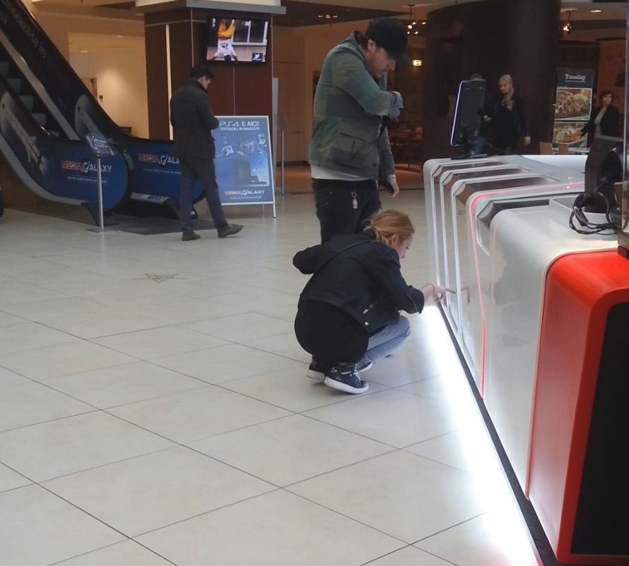 Cei doi iubiti s-au sfatuit ce marca de foite de tigari sa cumpere