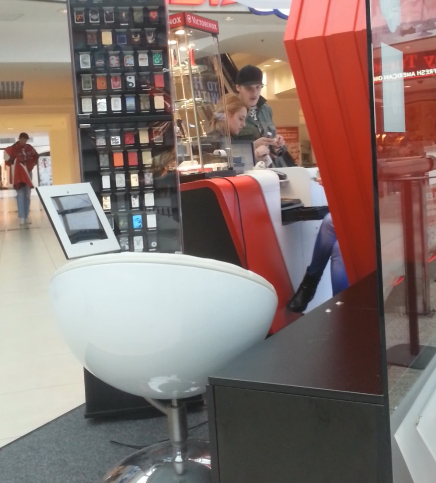 What's Up studiaza cu atentie pachetul de foite de tigari cumparat