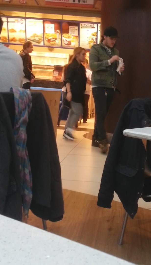 Cantaretul si iubita lui si-au potolit foamea cu mancare de la fast-food