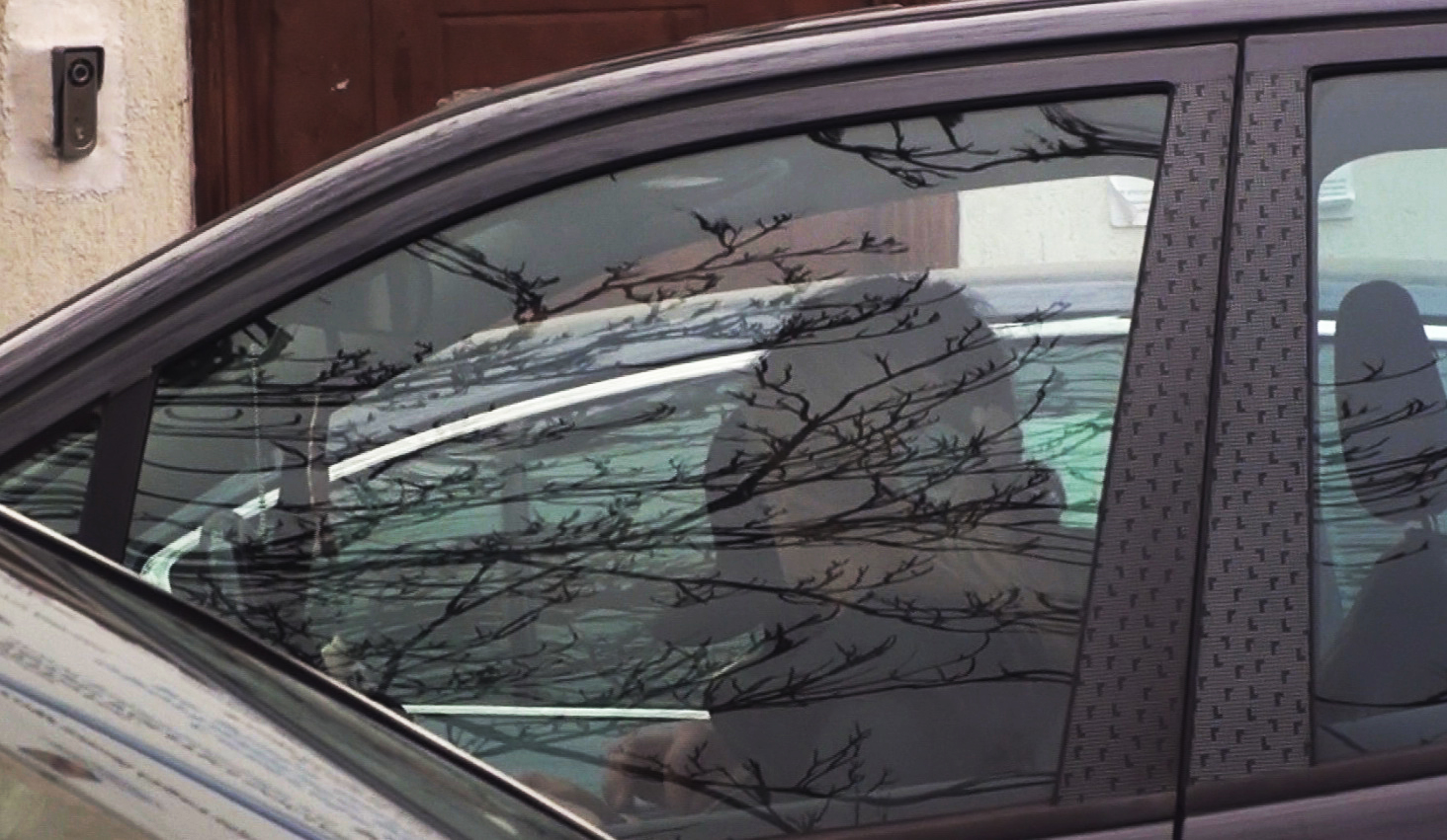 Ferit de ochii curiosilor, What's Up ruleaza cu dexteritate o tigara