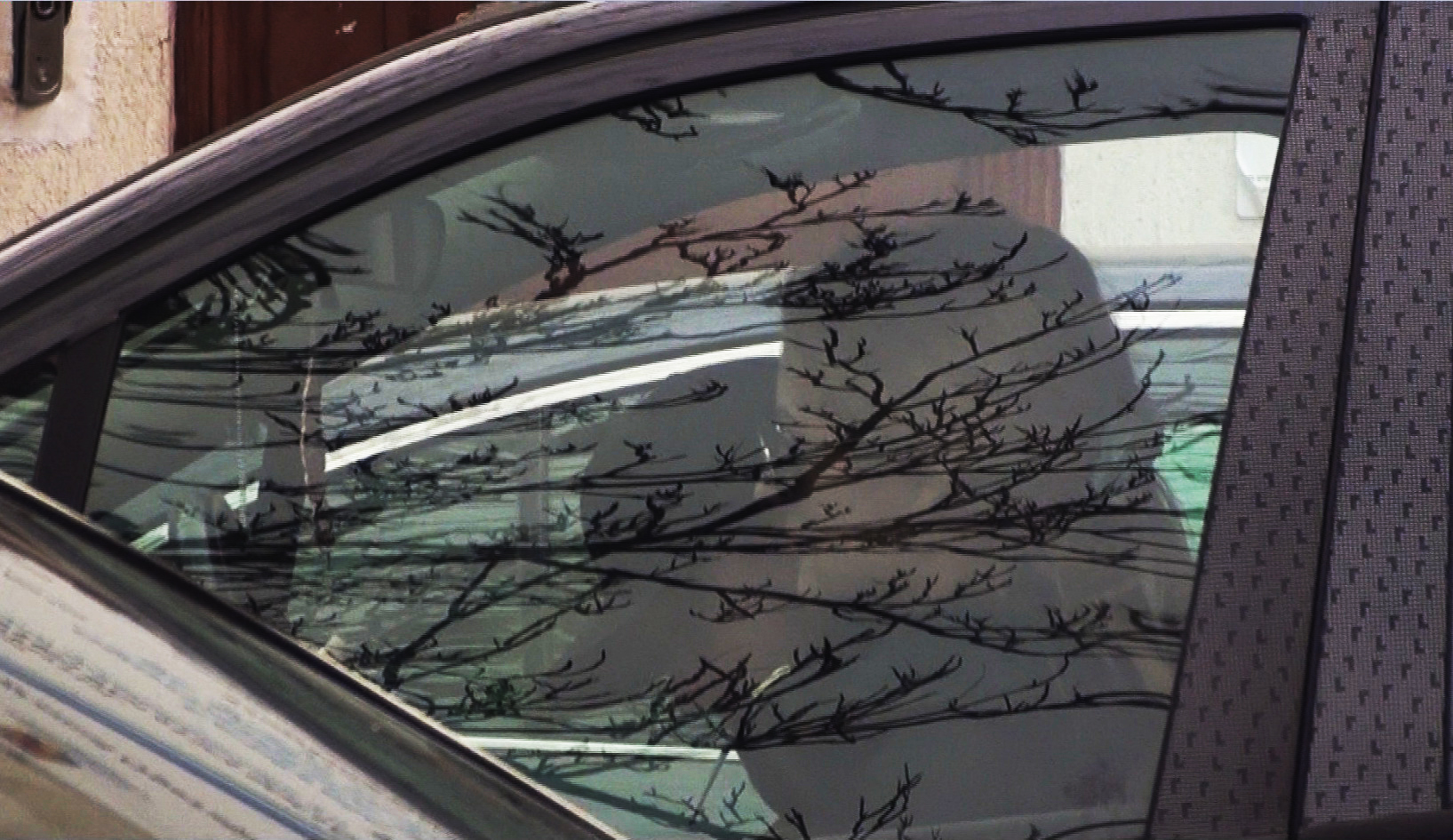 Isi aprinde tacticos pretioasa tigara