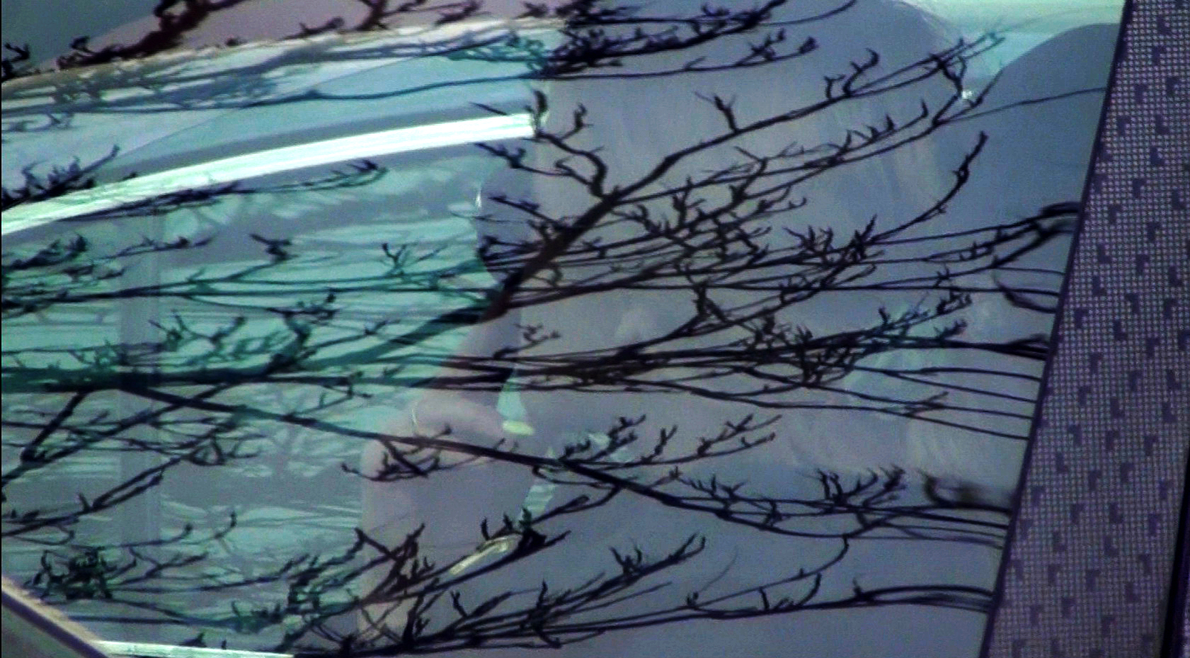 La randul ei, Simina trage cu pofta din tigara misterioasa