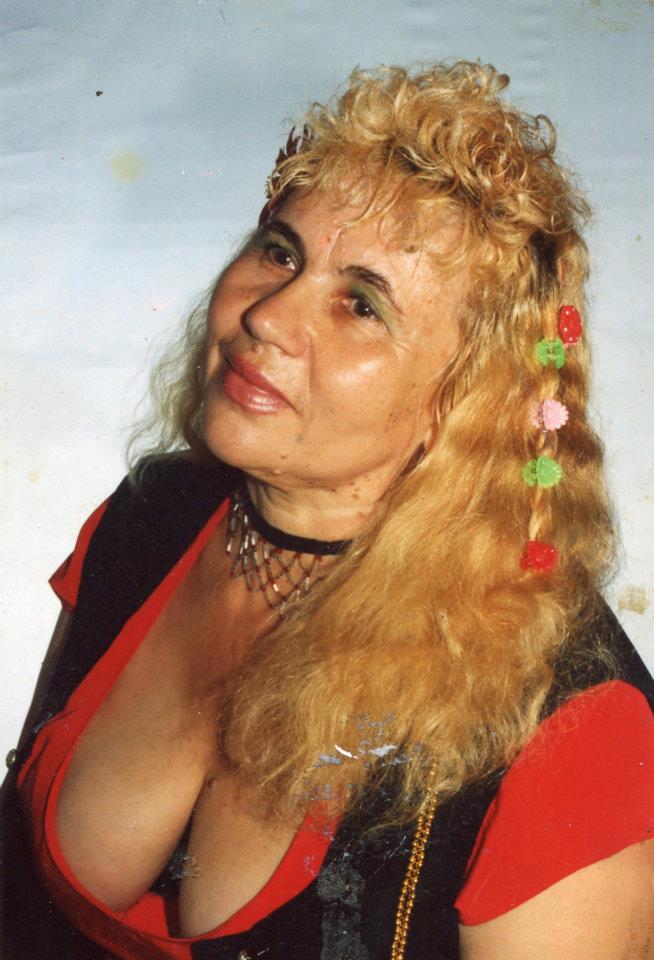 Fosta dansatoare isi pune in valoare atuurile fizice purtand bluze cu decolteu adanc