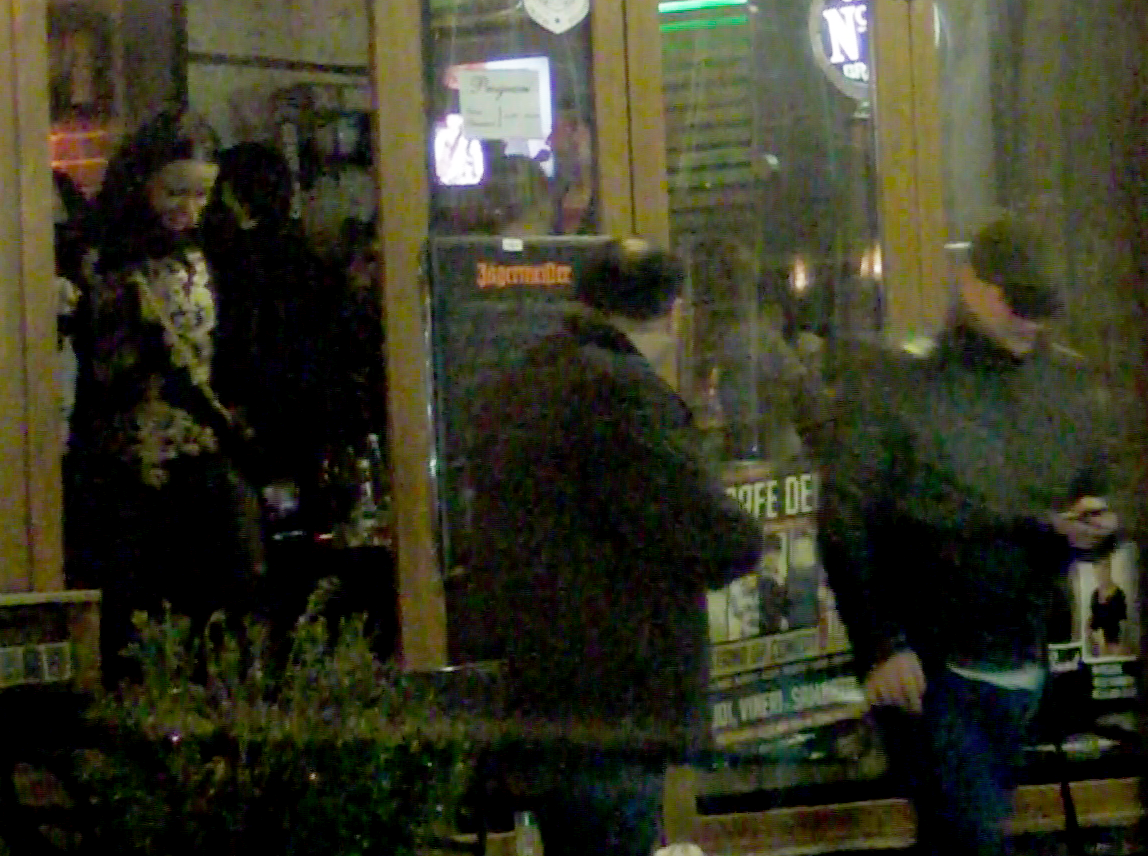 Serban Huidu, Andreea Raicu si un barbat misterios ies de la petrecere