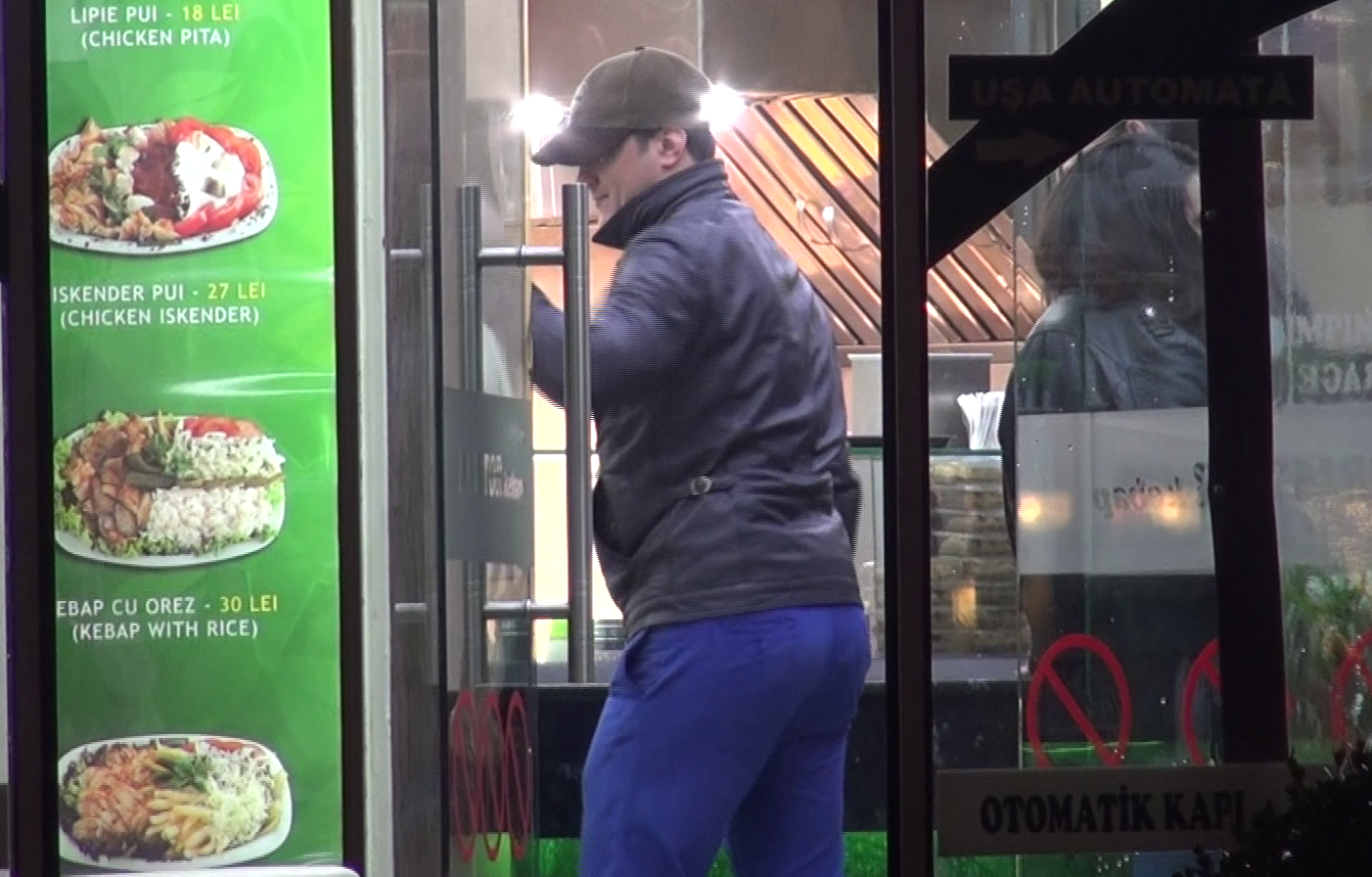 Serban Huidu cumpara shaorma la pachet