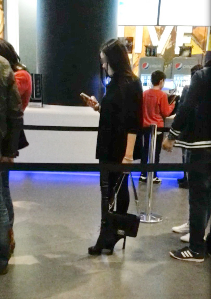 In asteptarea iubitului, Carmen a cumparat biletele la film