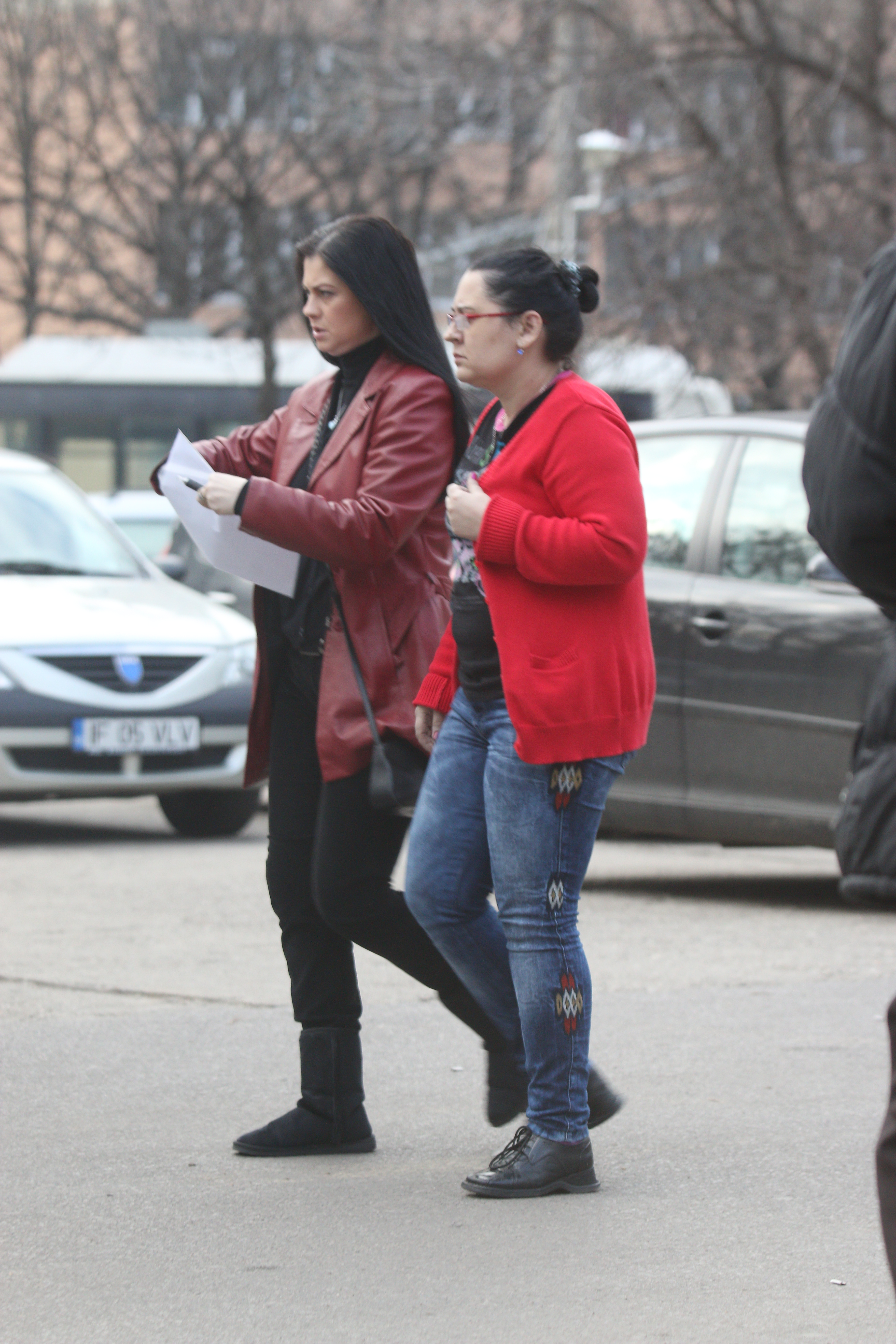 Cele doua si-au continuat discutia inceputa in birou... intr-o masina