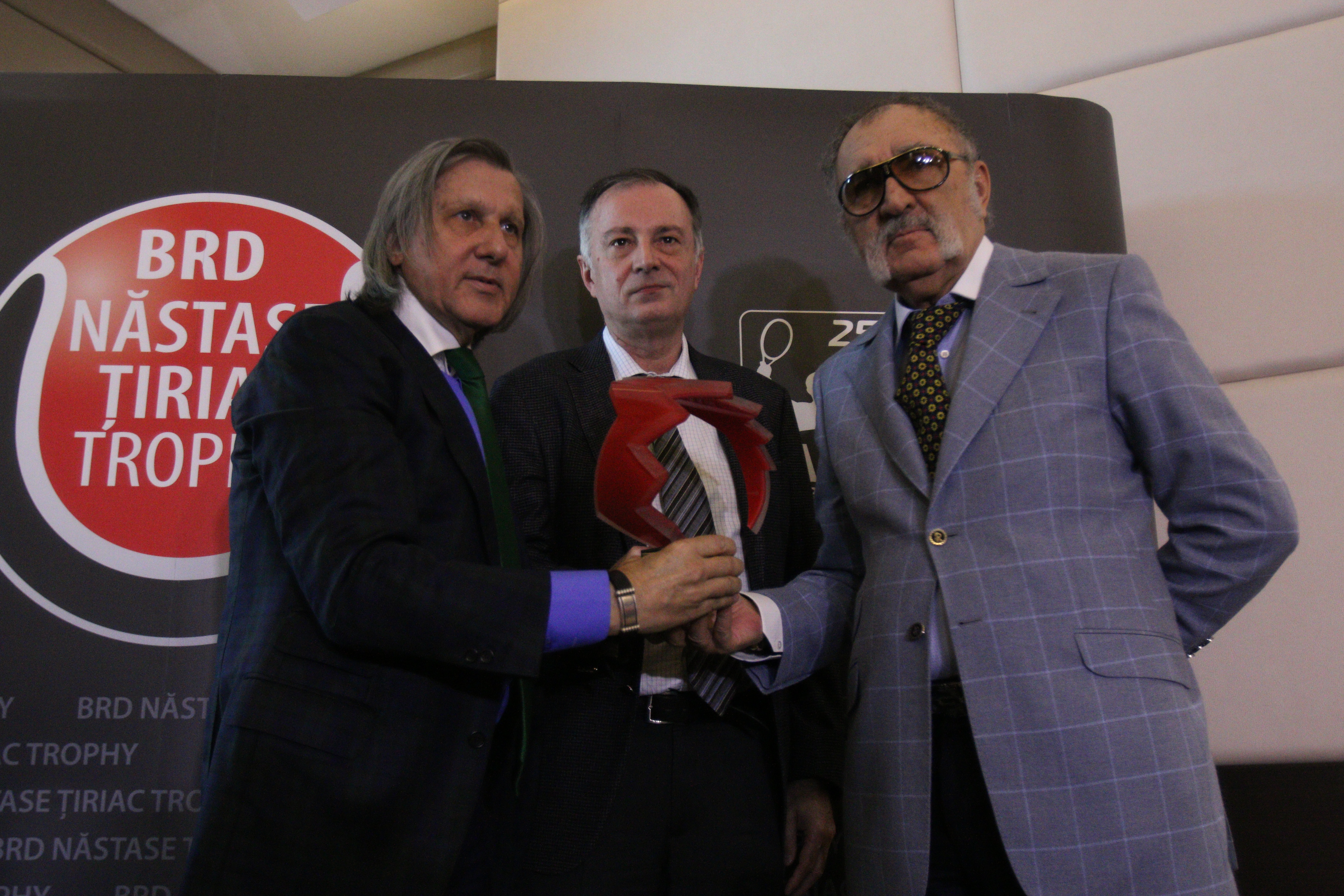 Tiriac, Nastase si Philippe Lhotte au prezentat trofeul turneului
