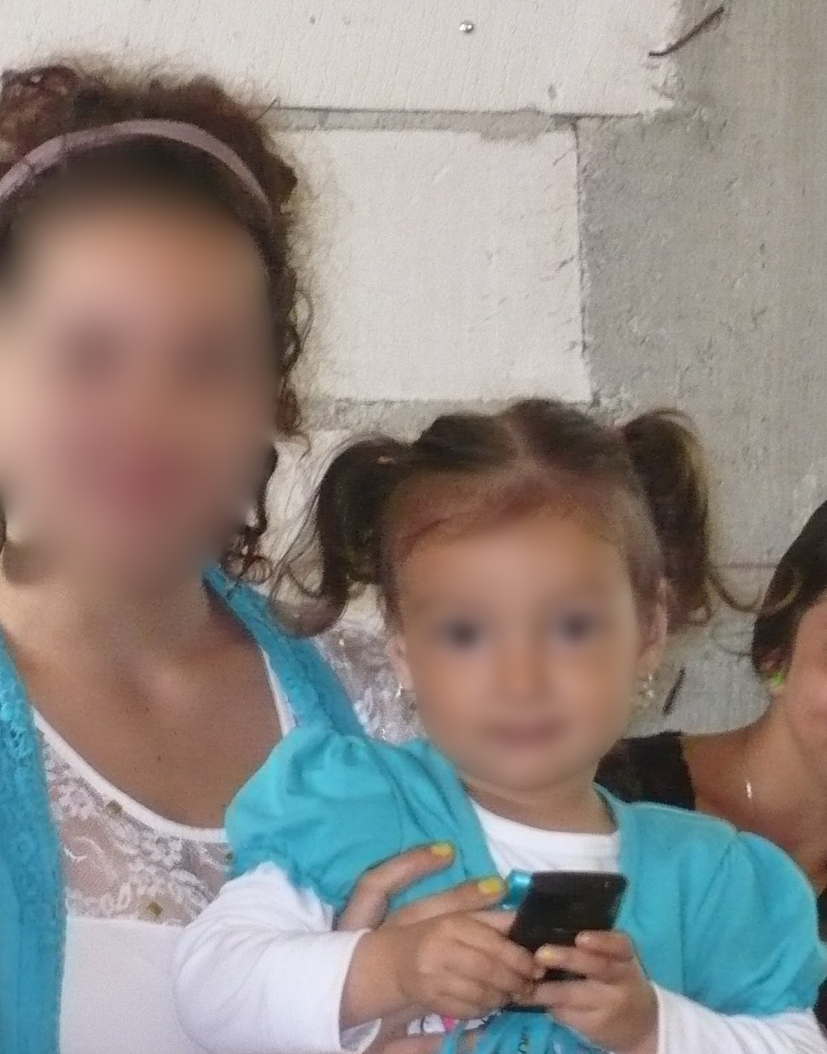 Cea mai tanara mamica din Romania isi imparte timpul intre scoala si fetita ei de trei ani