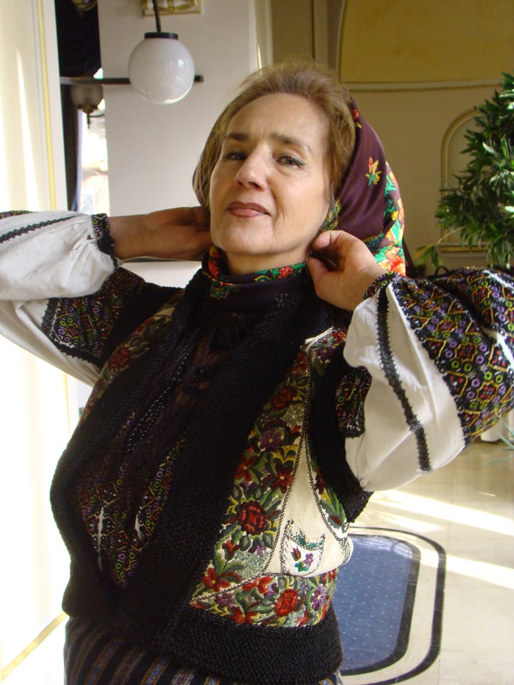 Solista de muzica populara se ingrijeste si are un intreg ritual in ceea ce priveste machiajul, inainte de spectacole