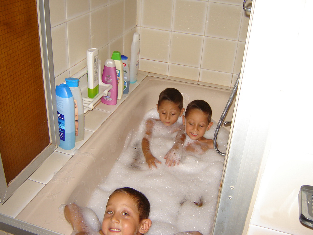 Parintii baietilor au ramas socati la nastere cand s-au trezit cu trei copii