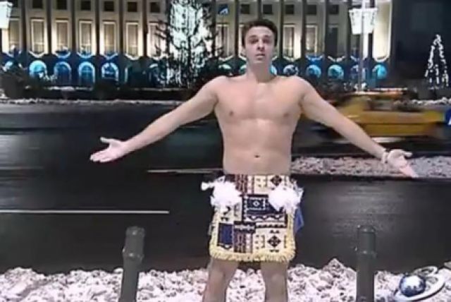 Badea a socat cand s-a postat in Piata Victoriei la bustul gol, cu pene lipite de fund