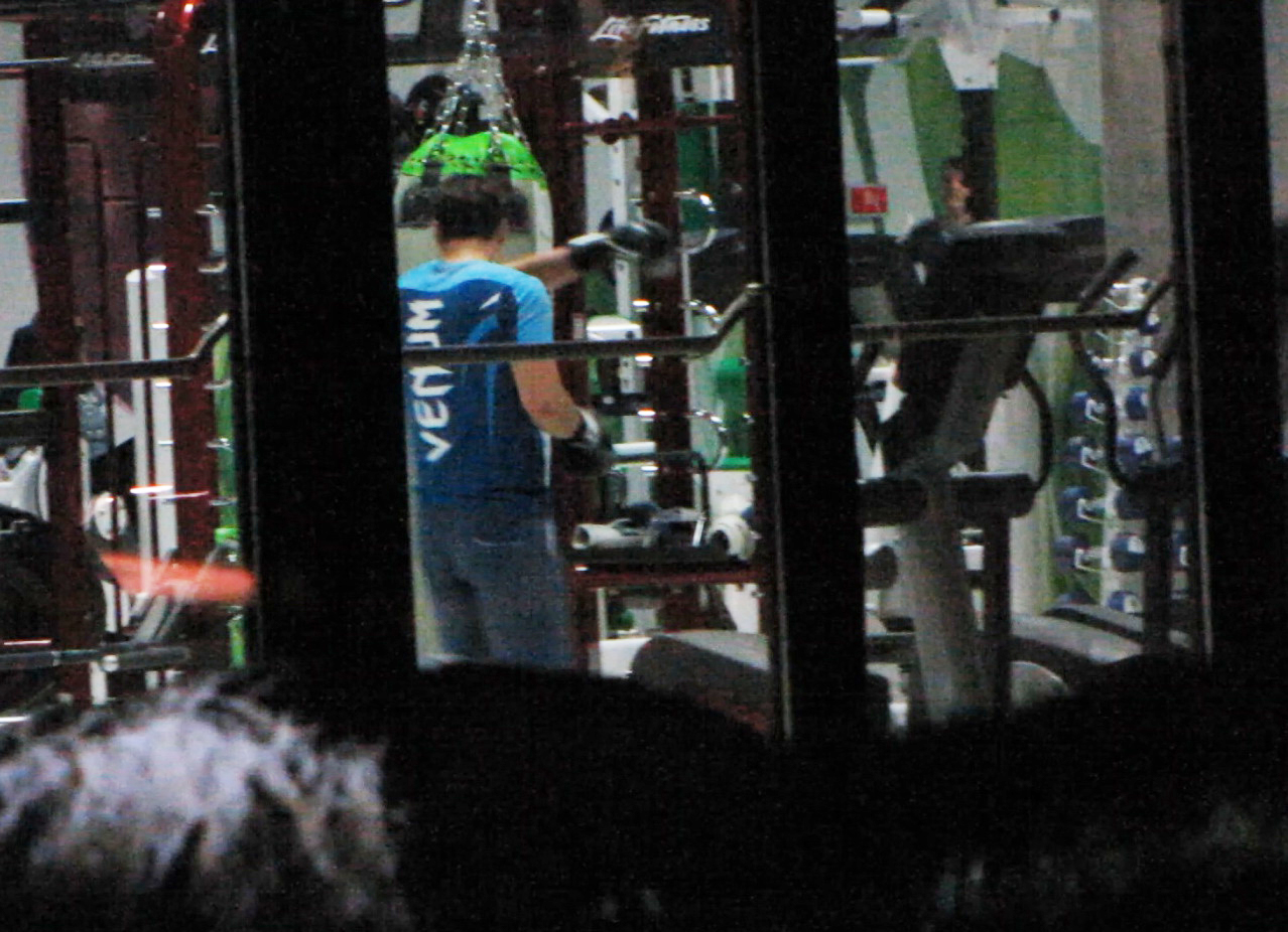 Isi sterge transpiratia de pe frunte