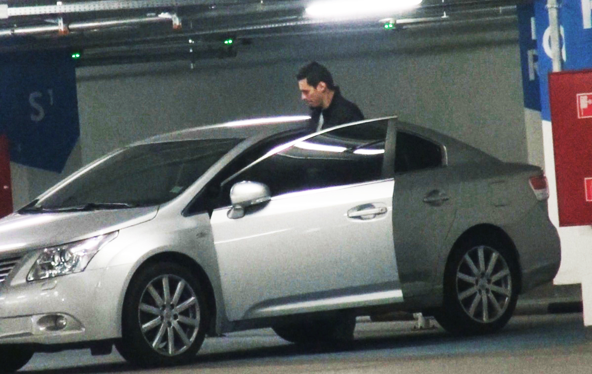 Urca in masina, dar nici nu se instaleaza bine la volan si se da din nou jos