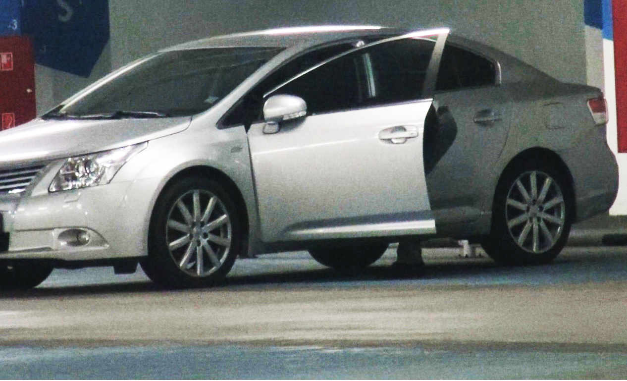 Scotoceste in masina, cautand ceva de care si-a adus aminte inainte sa demareze