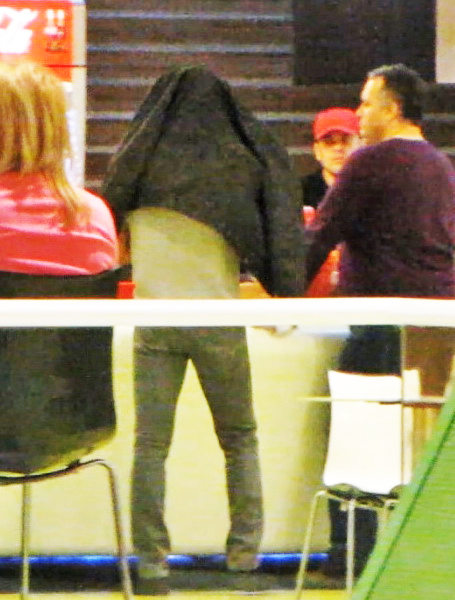 Vanzatorul a ramas cu gura cascata cand l-a vazut pe Mircea Badea cu geaca in cap