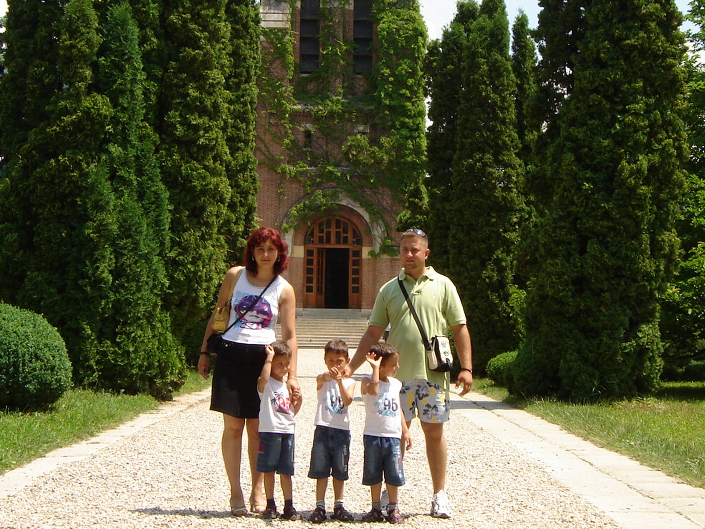 Parintii baietilor au ramas socati la nastere cand s-au trezit cu trei copii