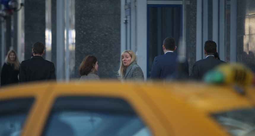 Carmen Radu s-a oprit sa stea de vorba cu o colega