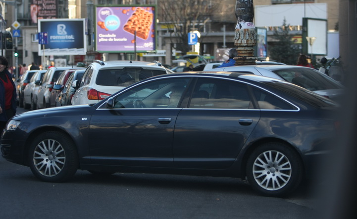 Desi are la dispozitie masina si sofer de la serviciu, Carmen Radu prefera sa se deplaseze cu autoturismul personal