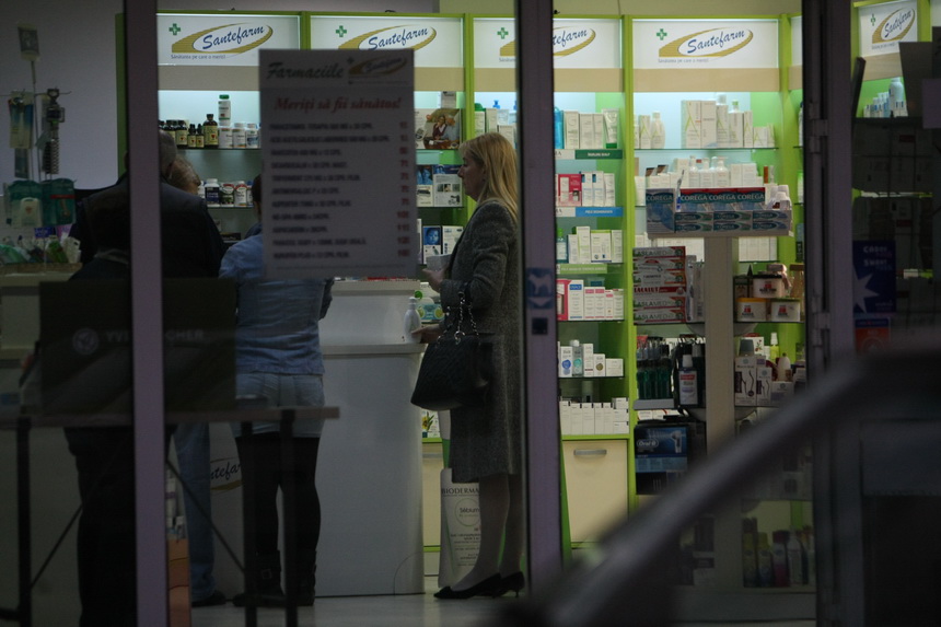 Pe drumul spre casa, se opreste la farmacie sa cumpere niste medicamente