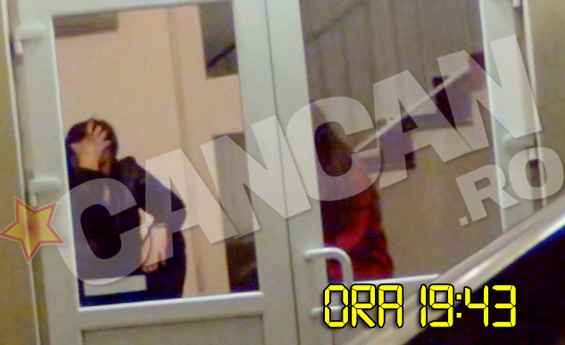 Disperat ca e refuzat, Marian isi trece mana prin par, un gest care denota nervozitate