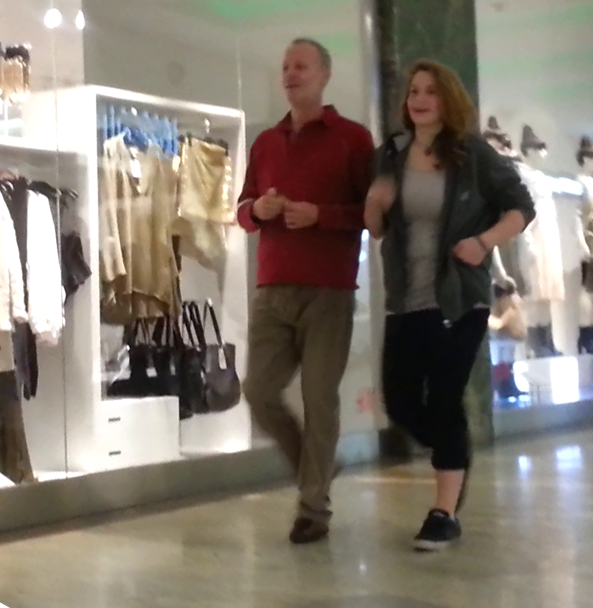 Fata lui este aproape cat el